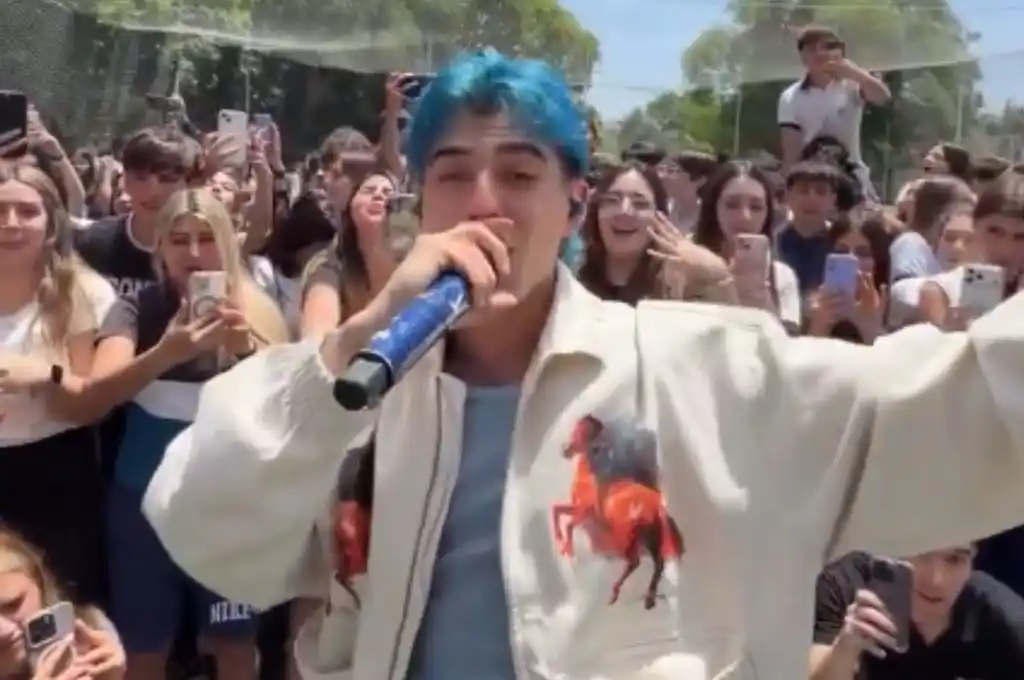 Luck Ra sorprendió a alumnos con un recital