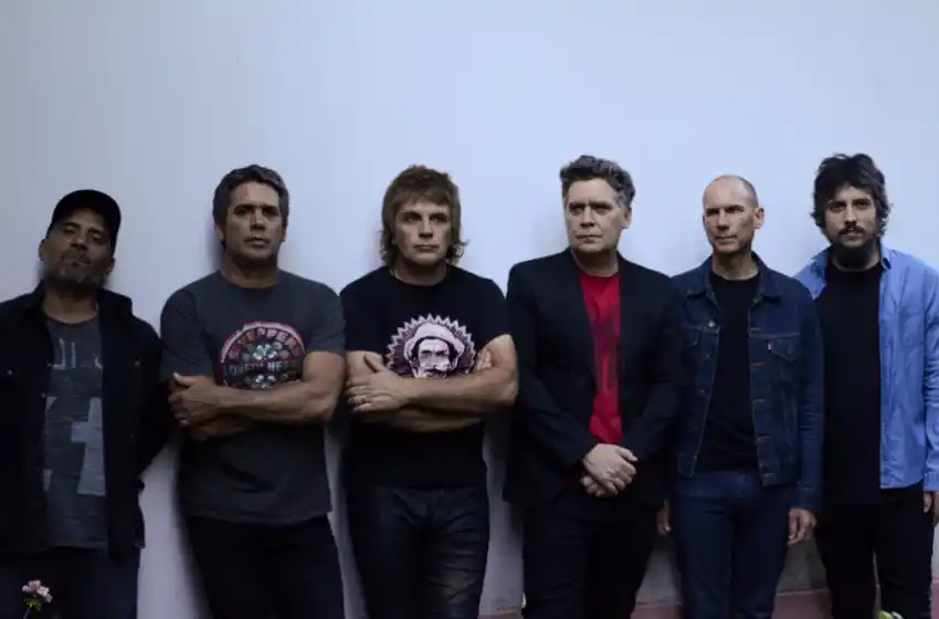 Ella es tan cargosa se presenta gratis en la ciudad