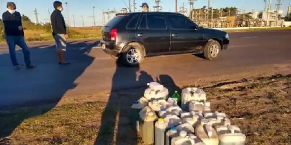 Detiene a un hombre por llevar combustible, no tener papeles y querer sobornar a policías