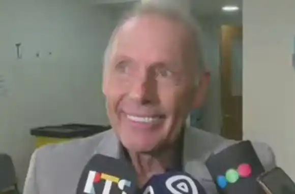 El Hospital Vilela recibió la visita de Miguel Ángel Russo que pasó por las salas y se sacó fotos con los chicos