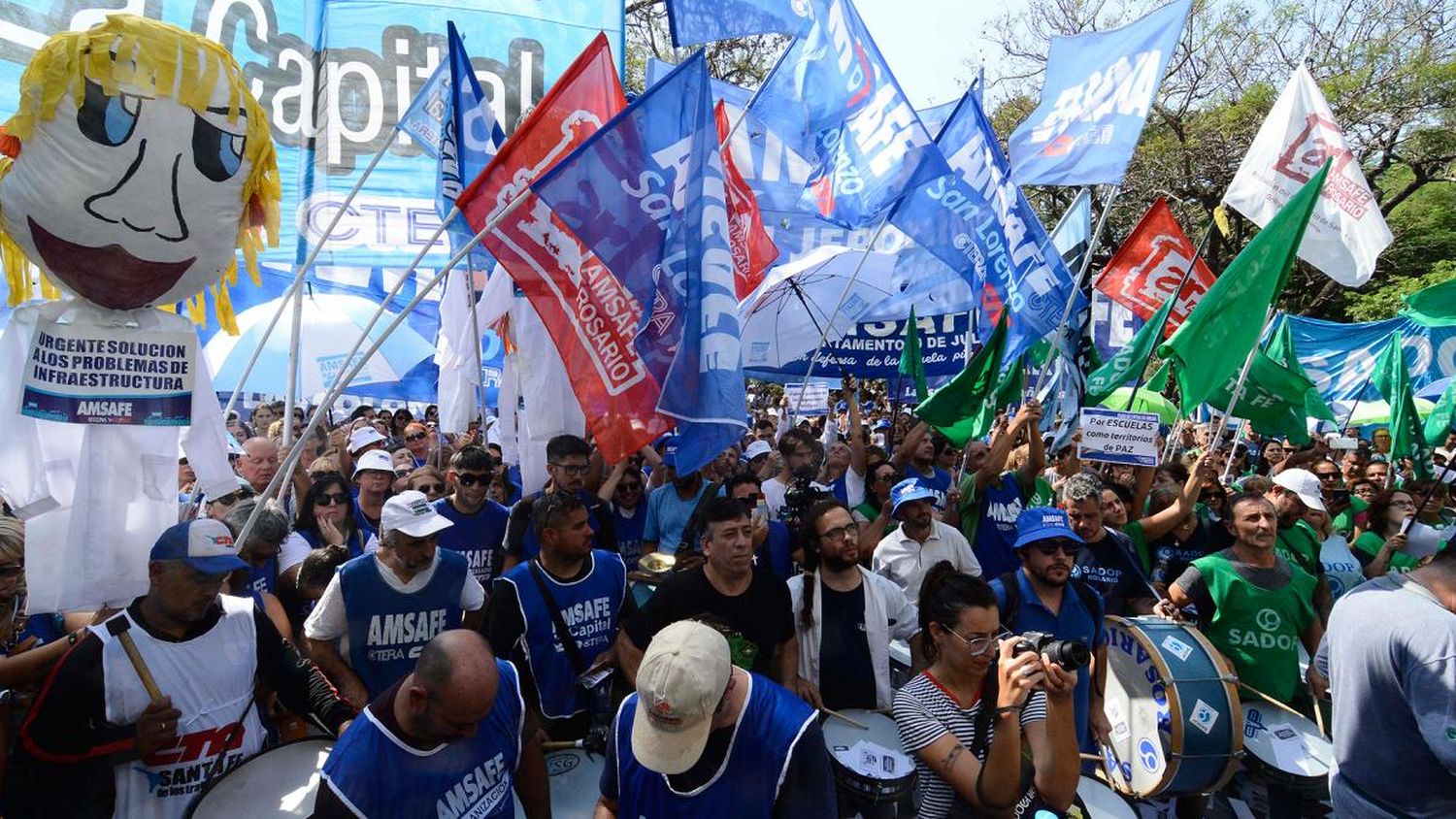 La delegación Rosario de Amsafé adelantó que planteará un incremento salarial del orden del 100%.