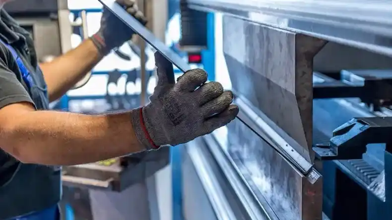 La industria Pyme cayó al 9,9% anual en febrero: cuáles fueron los sectores más afectados