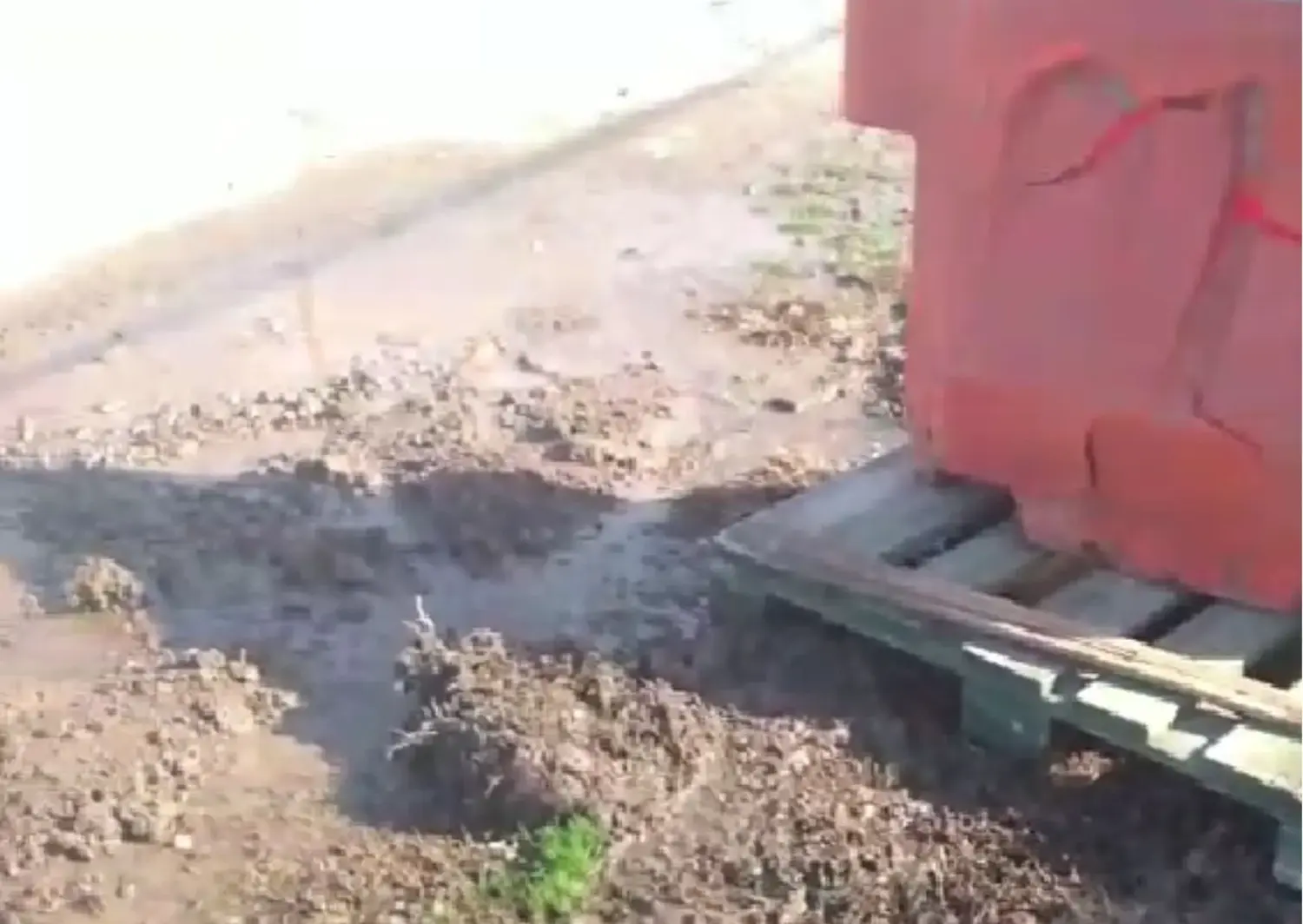 Caño roto en Uruguay y Juan B. Justo: "El agua está entrando a las casas"
