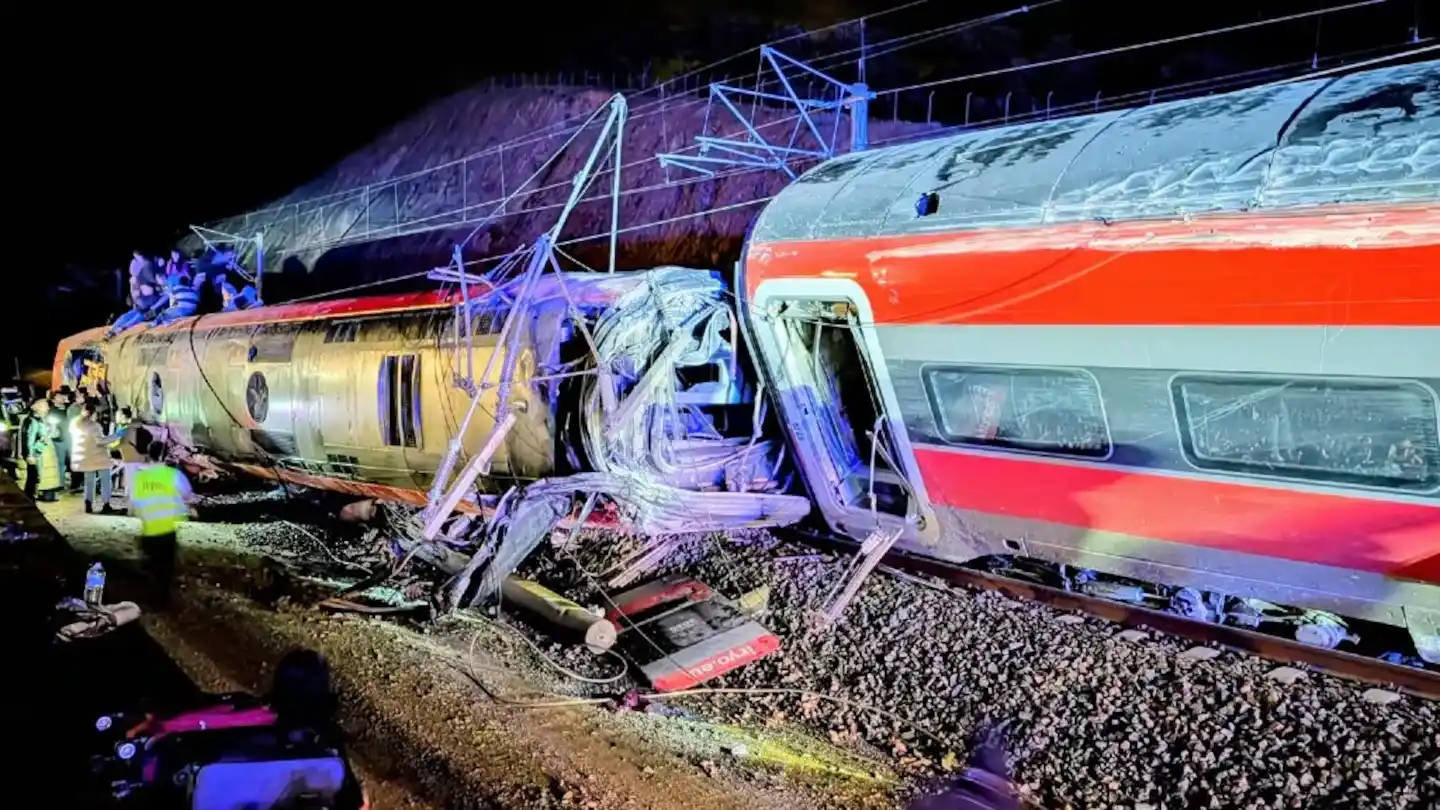 España: chocaron dos trenes de alta velocidad y ya son 39 los muertos