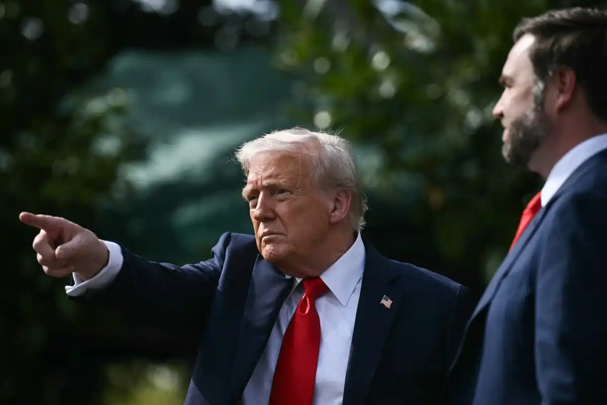 SIN MIRAMIENTOS: Trump dice que está estudiando enviar a los «CRIMINALES DE COSECHA PROPIA» a El Salvador