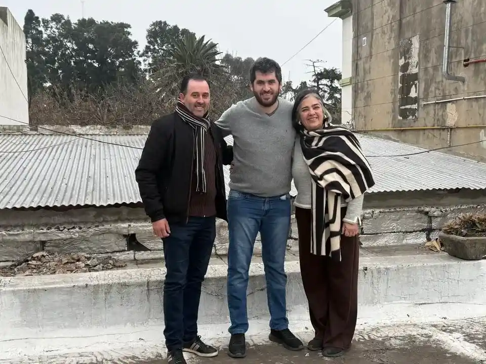 Sobre el techo, Federico Carballeira y las autoridades escolares. Foto: Gentileza