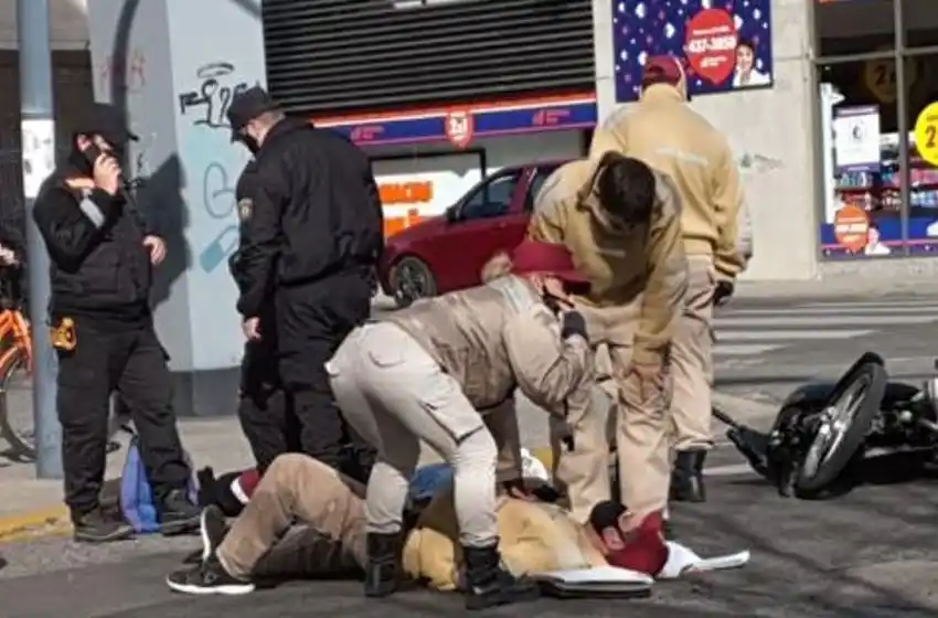Un motociclista eludió un control por no llevar barbijo y atropelló a un guardia de la GUM