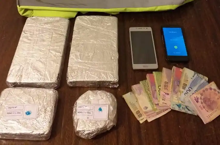Autopista a Santa Fe: llevaba 2 kilos y medio de cocaína en la rueda de auxilio de una camioneta y lo detuvieron