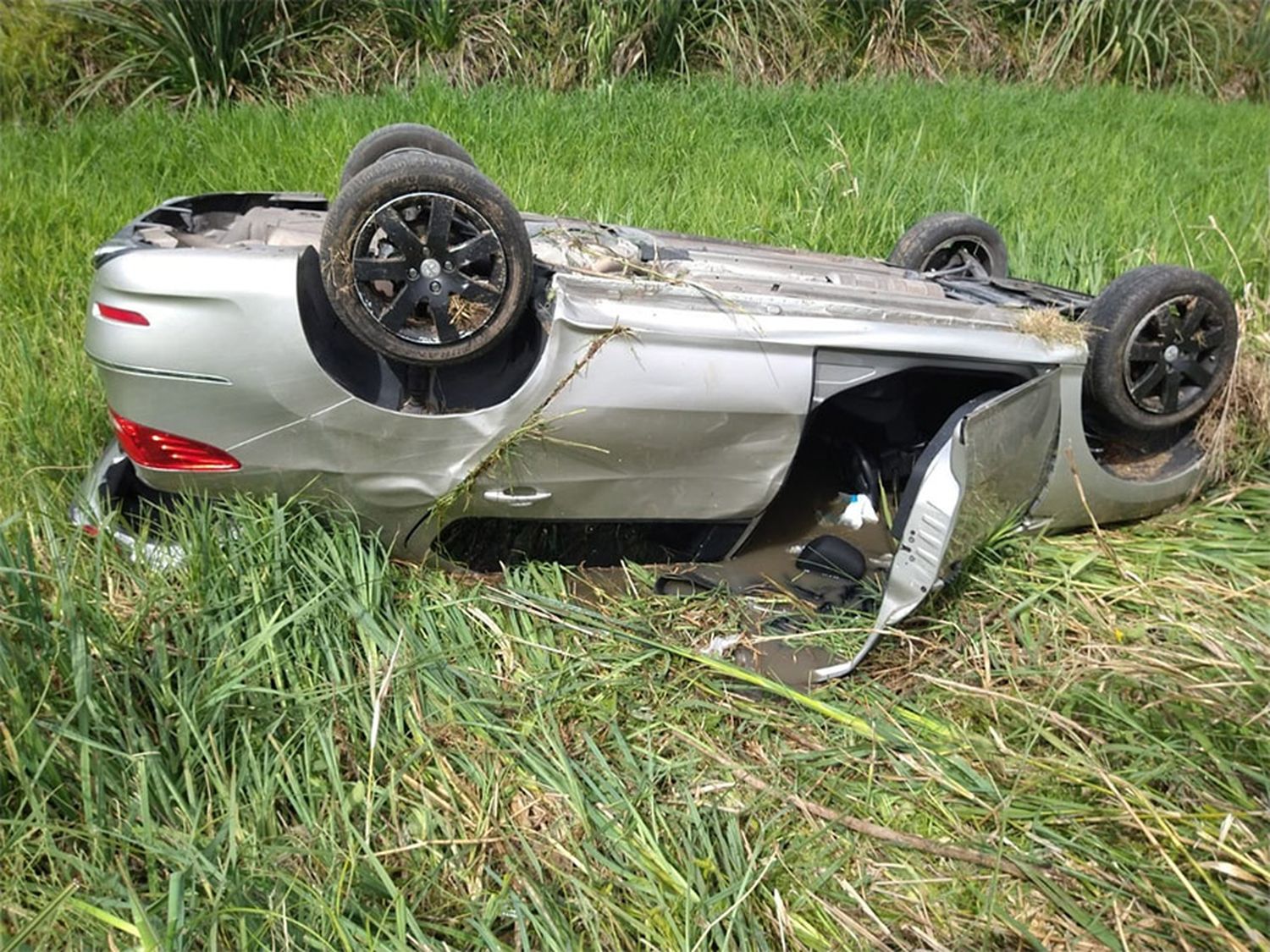 Volcó un automóvil, pero sin consecuencias para sus ocupantes