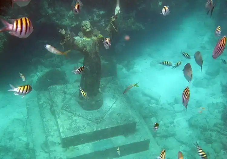Un buzo halló una antigua estatua en el fondo del mar