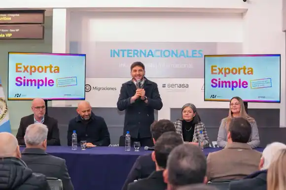 El gobernador encabezó en el Aeropuerto de Sauce Viejo la presentación del programa Exporta Simple