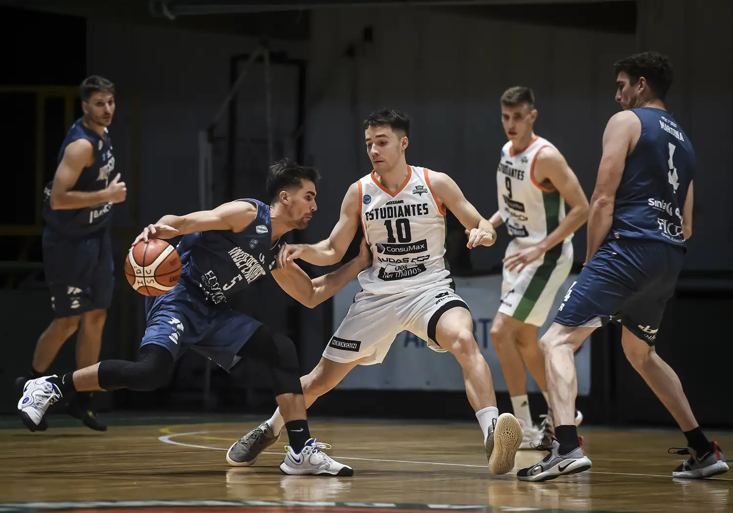 Yarza, defendiendo a Lucio Reinaudi (Independiente de Oliva). (Foto web Liga Argentina).