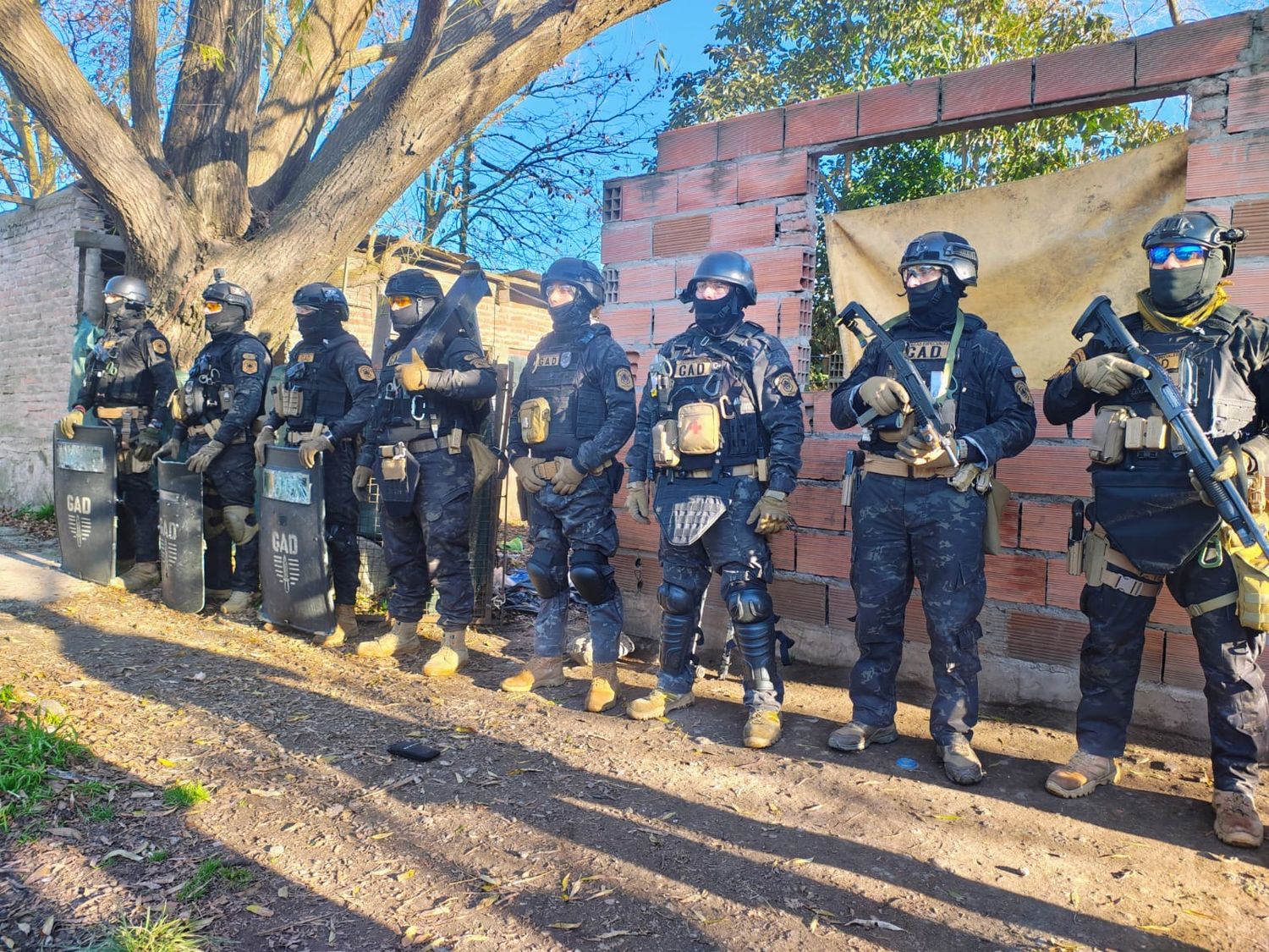 Durante los allanamientos se secuestraron armas de fuego, municiones, teléfonos celulares, ropa utilizada en los asaltos y elementos pertenecientes a las víctimas,