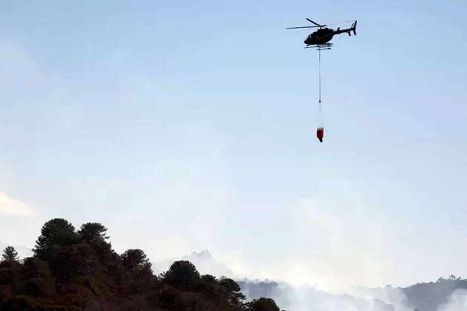 Aluminé: cayó un helicóptero que combatía los incendios en la Patagonia