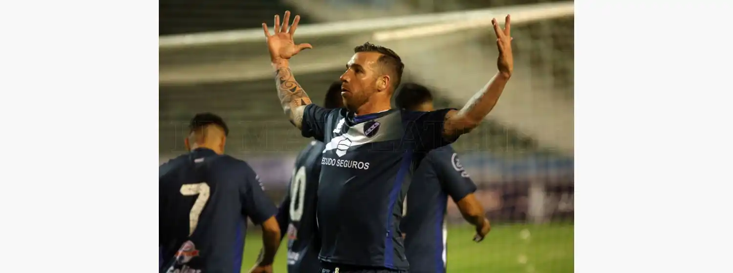 Ganó Alvarado y se escapa en la punta