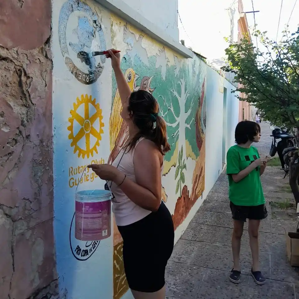 Avanza la finalización de un mural con conciencia ambiental en la Pro Copa de Leche