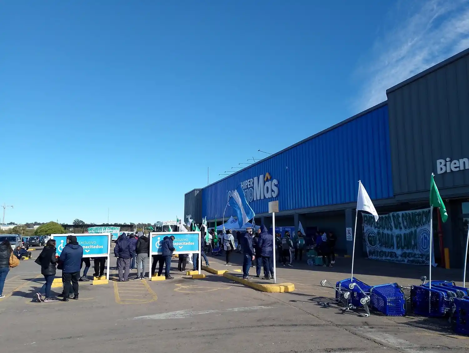 Las protestas en la sucursal de Bahía Blanca (FOTO: @FabrisEmiliano)