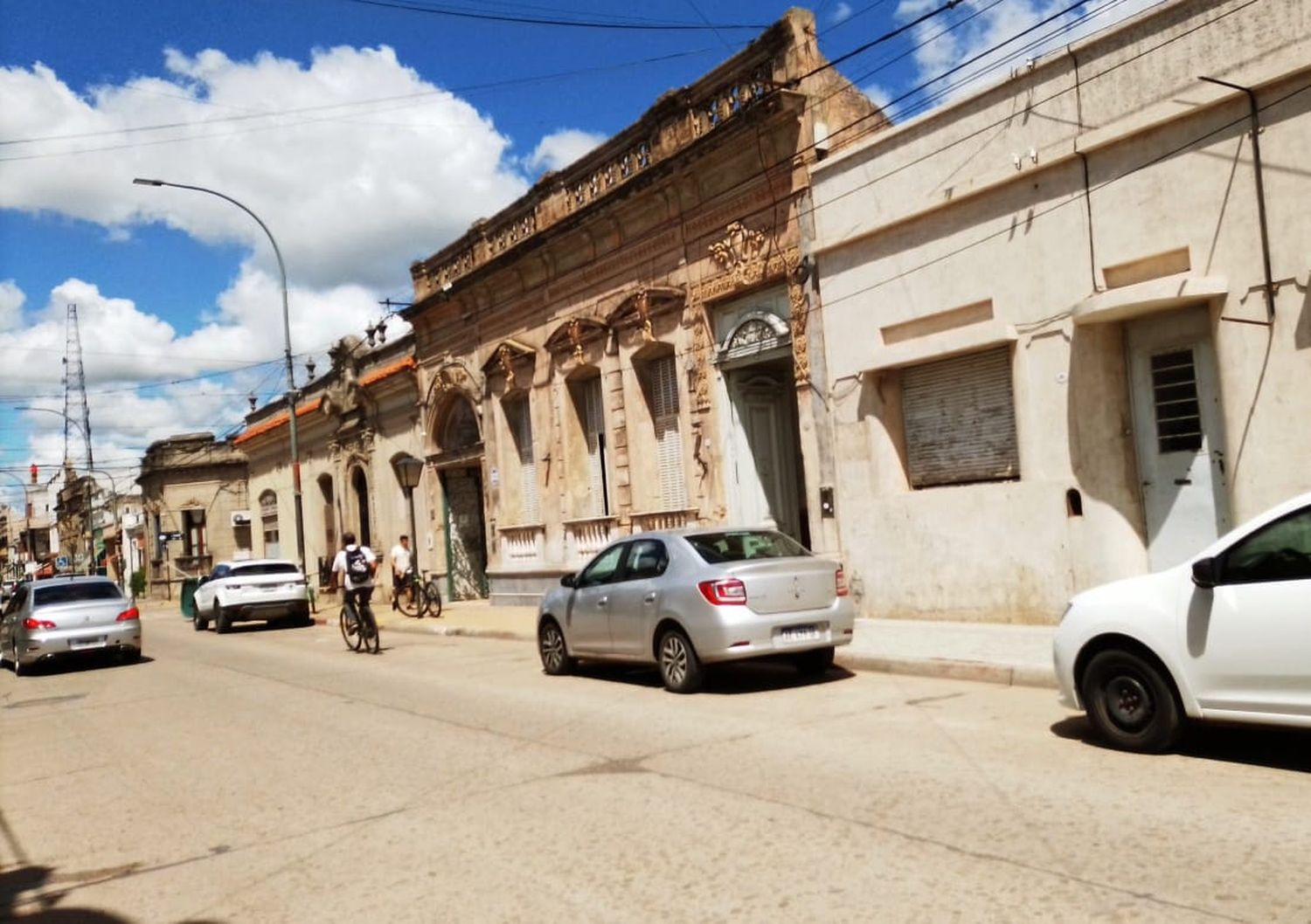 La escuela primaria y secundaria comparten edificio y contiguo al mismo funciona el jardín de infantes de la institución.