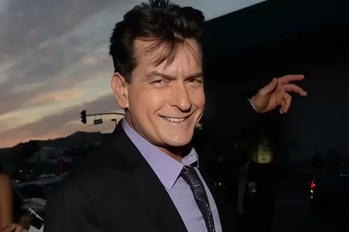 Charlie Sheen fue agredido en su casa por su vecina.