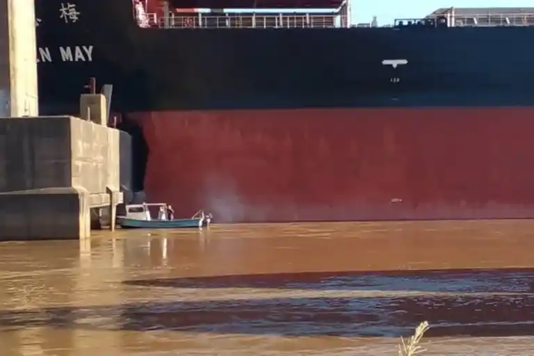 Choque de barco en Zárate Brazo Largo: sigue interrumpida la navegación del río
