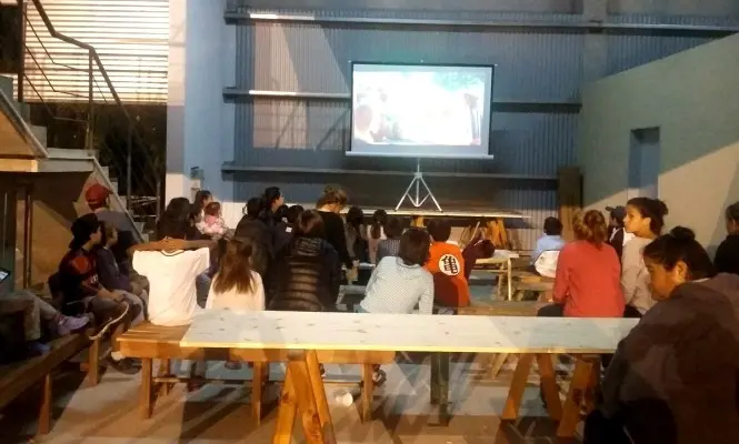 Los chicos participan de actividades, mientras esperan volver a sus casas.