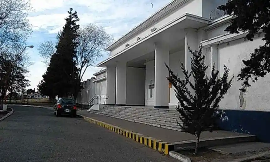 Funebrero por un día: Intendente de Coronel Rosales llevó un cadáver al cementerio porque los municipales estaban de paro