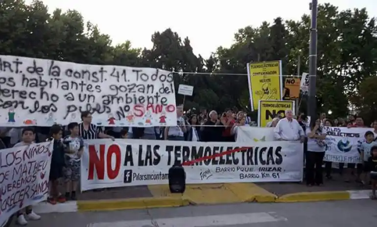 Los vecinos en una de las marchas en contra de las termoeléctricas.