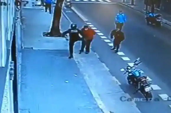 Un policía le pegó una patada, se desplomó y murió: el oficial está detenido