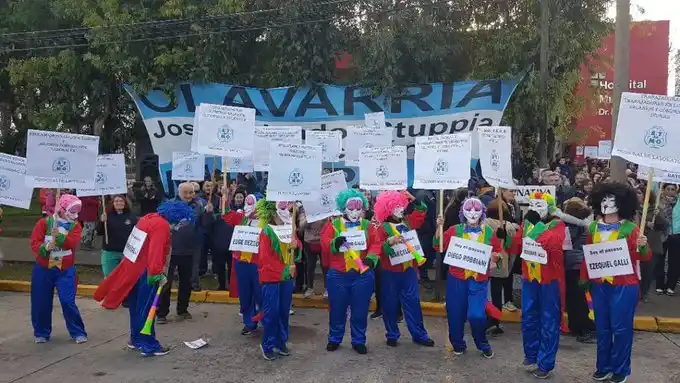 En Olavarría los trabajadores municipales se disfrazaron de payasos para reclamar aumento de sueldos