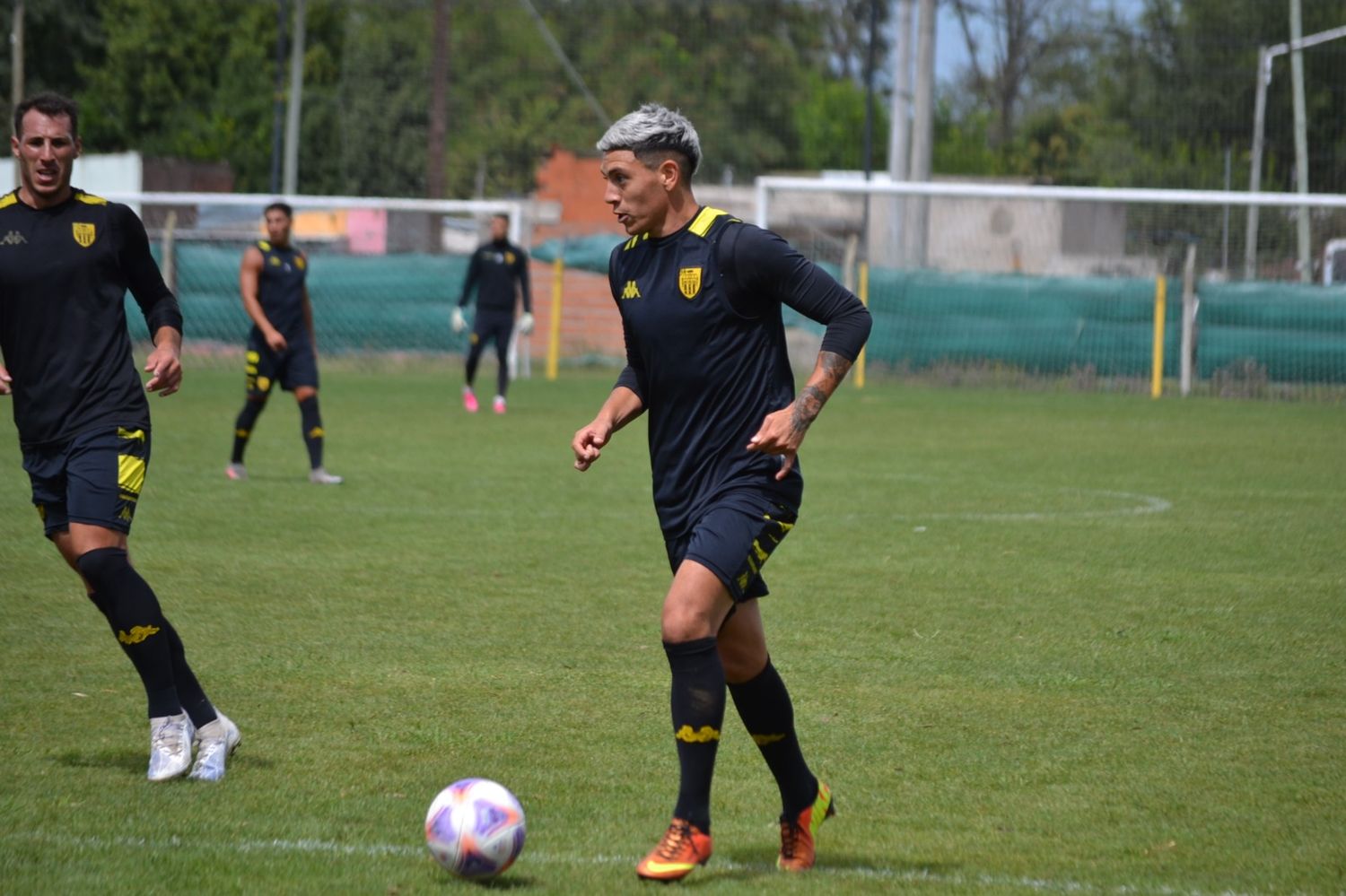 Santamarina comienza con las variantes en su plantel