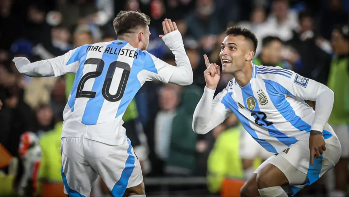 Alexis y Lautaro celebran el 1-0. El Toro asistió sin tocarla y Mac Allister definió.