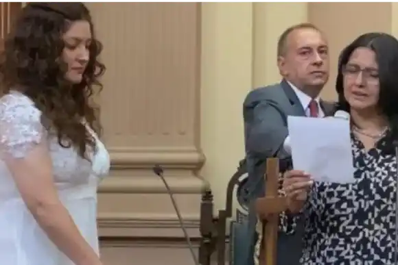 Una diputada a juró con un vestido de novia en la Legislatura de Salta: "Me caso con la gente"