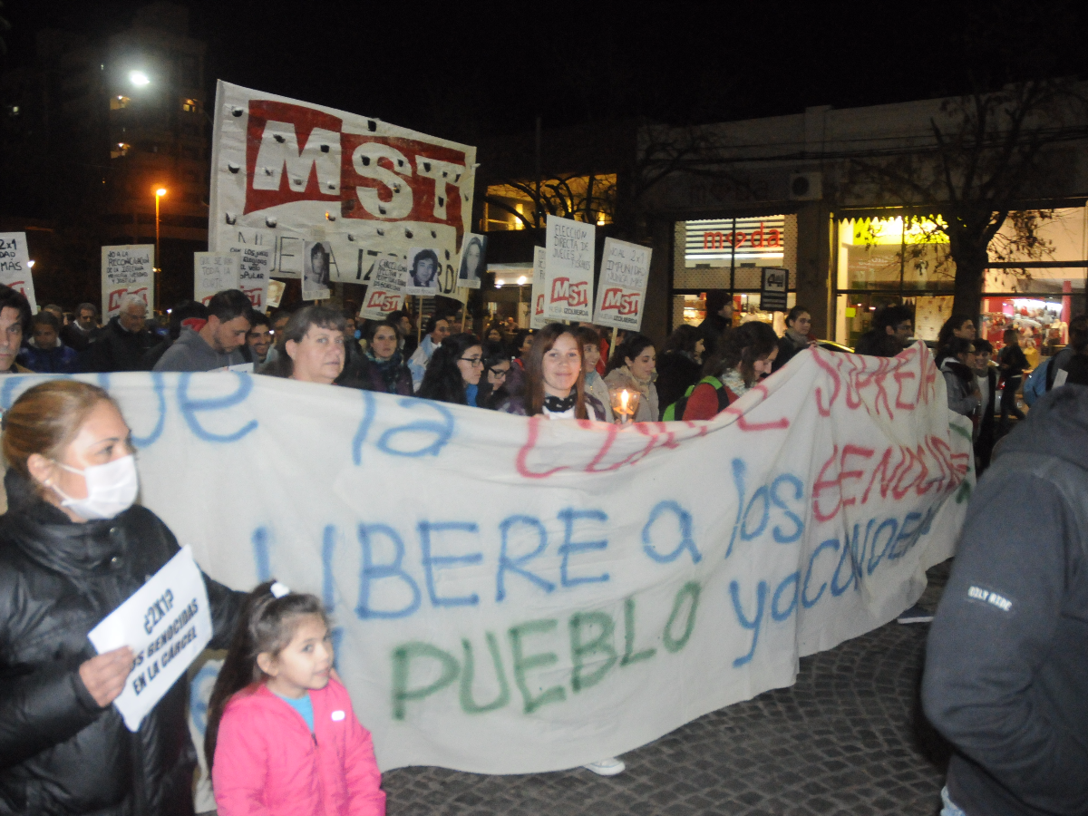 Buen marco de personas en la marcha del reclamo contra el 2x1 a represores