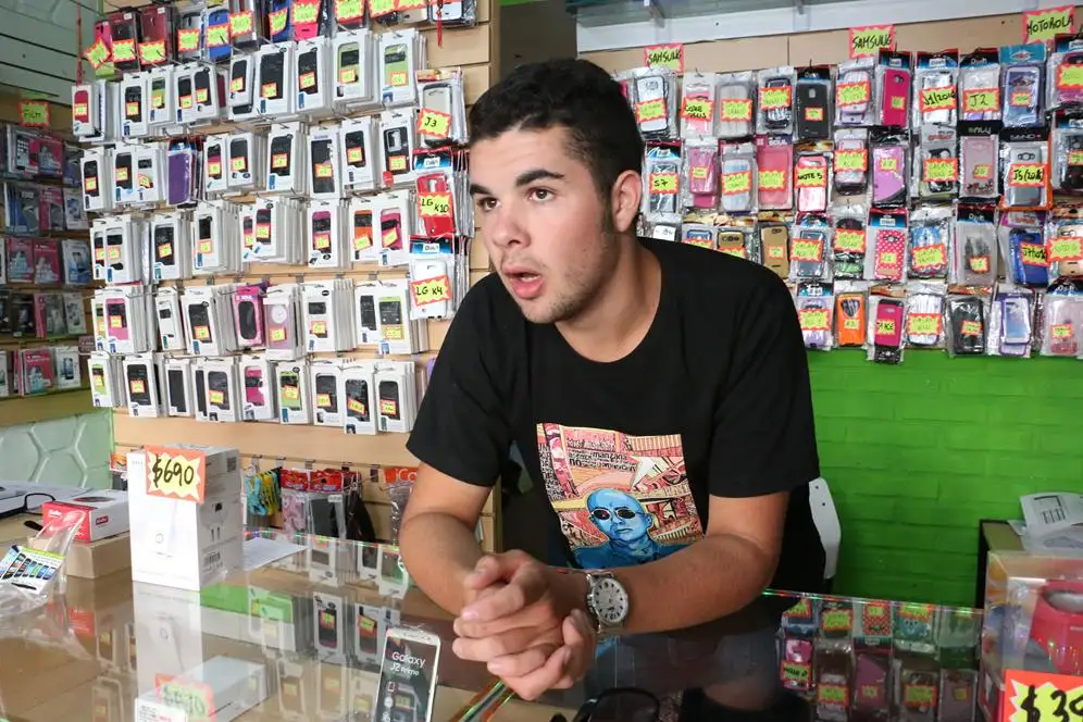 Robaron más de 70 mil pesos en mercadería de un local de celulares