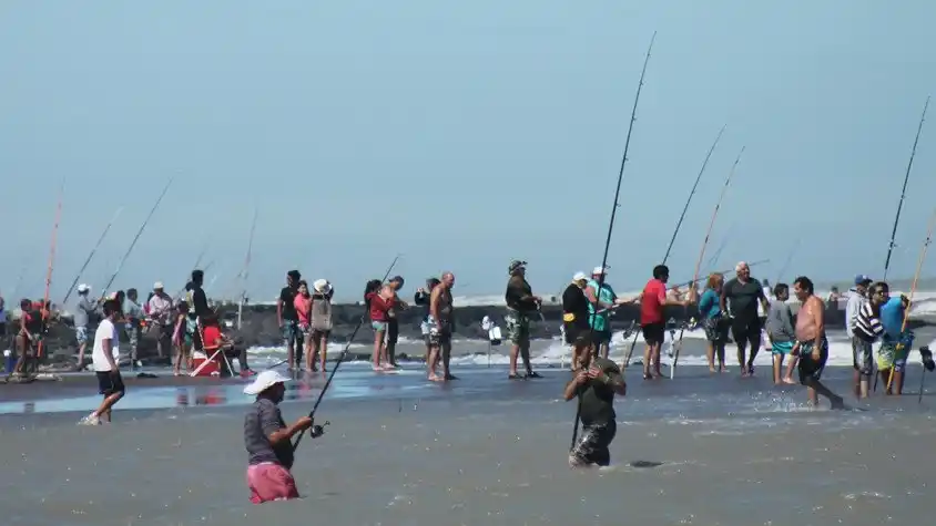 Amenazó con un arma por un lugar en la playa
