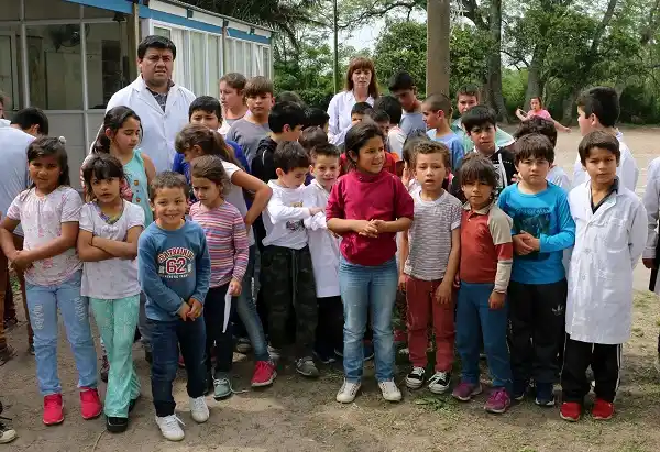Fumigaron otra vez cerca de la escuela de la maestra enferma por glifosato