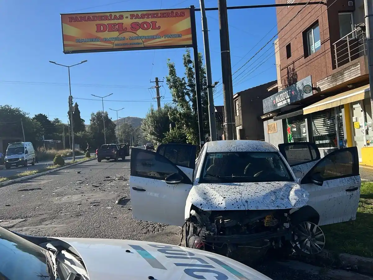 El Peugeot 208 sufrió daños en el tren delantero.