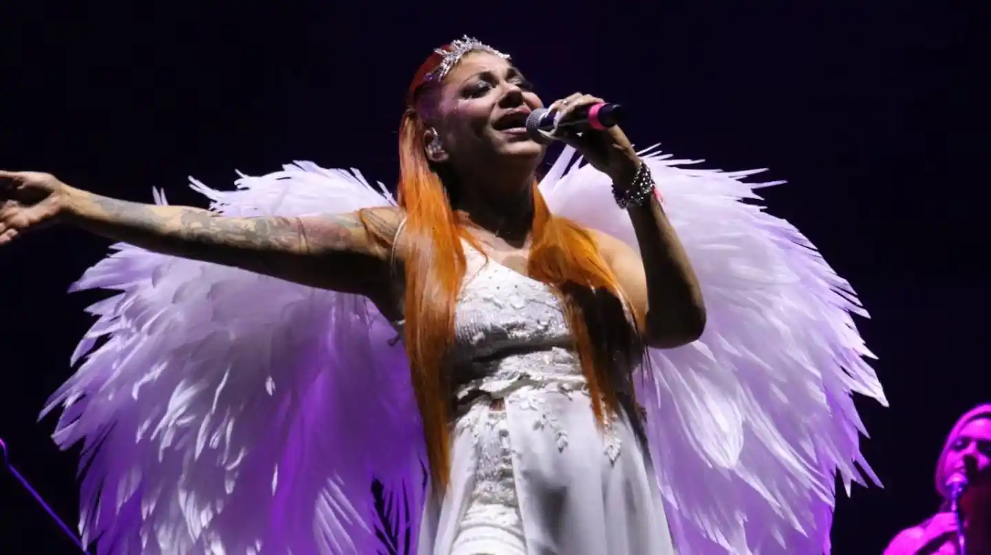 Lourdes de Bandana volvió a los escenarios con emoción… y una caída en pleno show en el Gran Rex