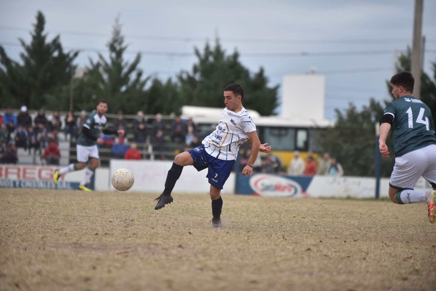 Nicolás López anotó el primer gol del "pingüino"