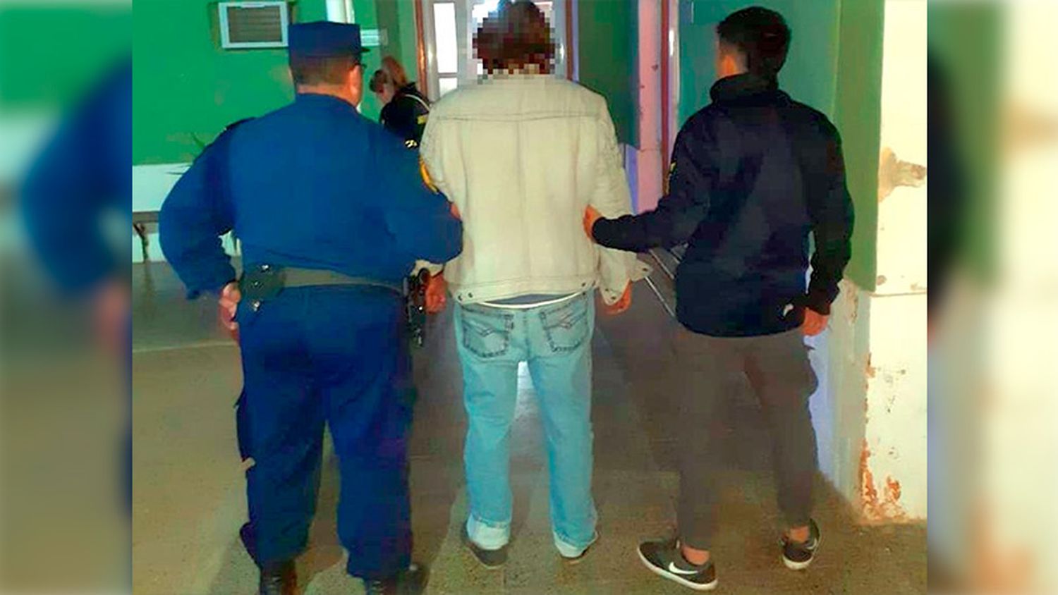 Un depravado violó a joven en la habitación matrimonial: “La chica estaba en shock”