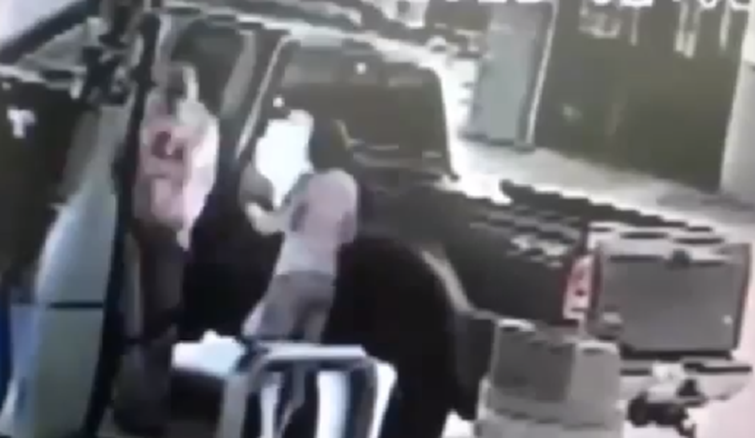 Prendió fuego a su mujer mientras cargaba nafta