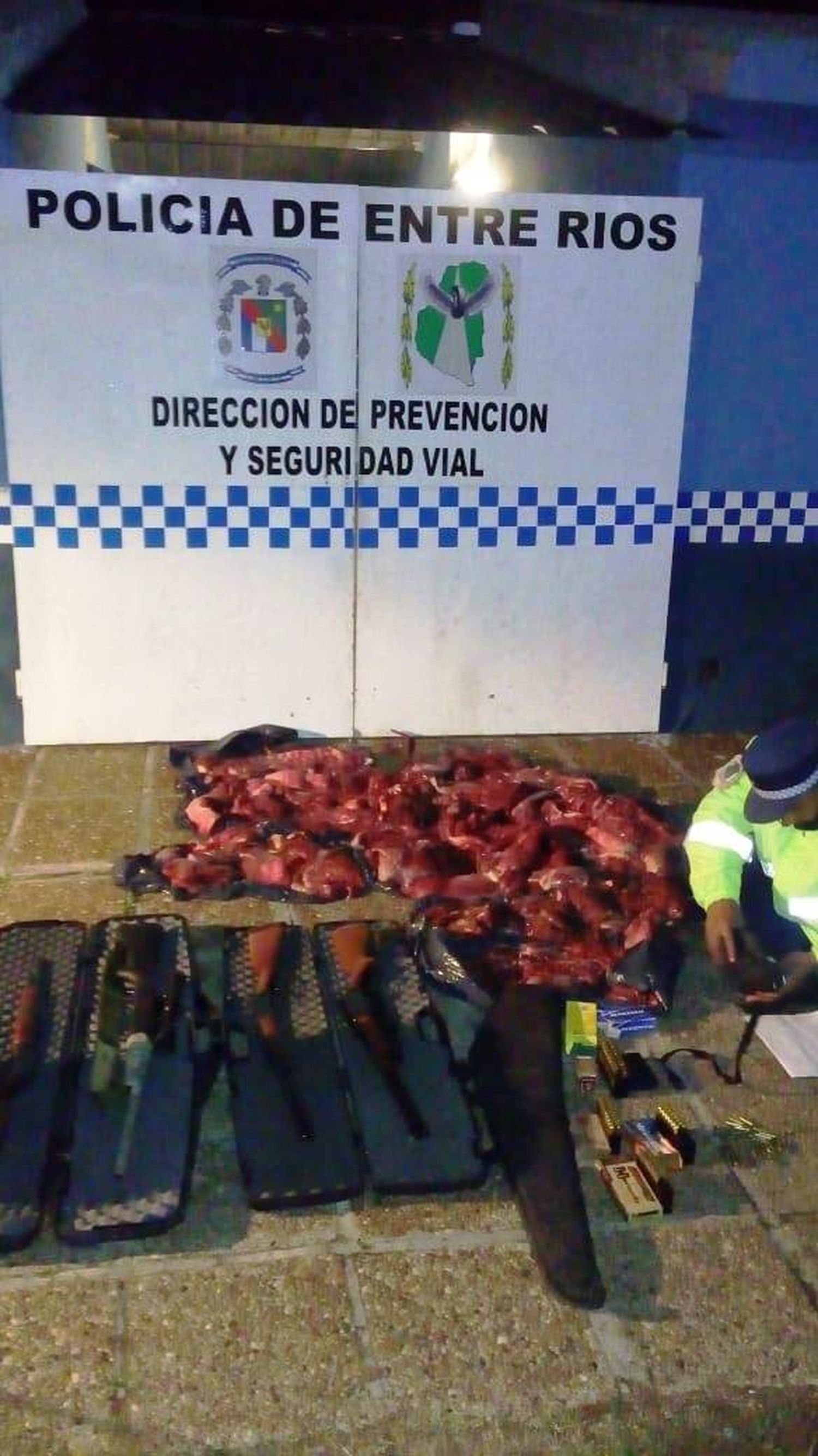 Viajaban en colectivo llevando en bolsos los ciervos cazados y faenados