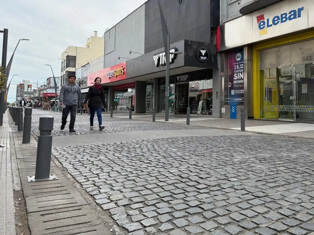 Una postal de la peatonal sobre 9 de Julio. Sábado a la mañana en el centro tradicional de Tandil.