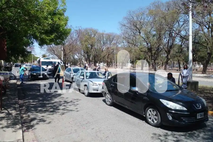 Choque en cadena dejó como consecuencia que una joven sea atendida en la clínica de Sunchales