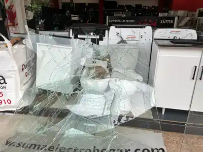 La piedra con la que rompieron el vidrio cayó dentro de un sanitario que estaba en exhibición.