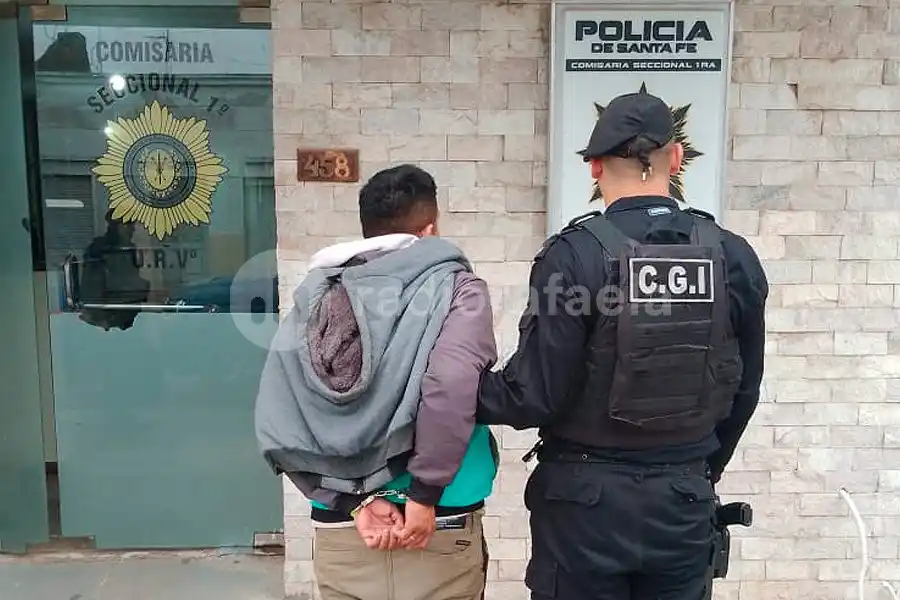 Vio a la Policía, se encapuchó e intentó huir: tenía pedido de detención