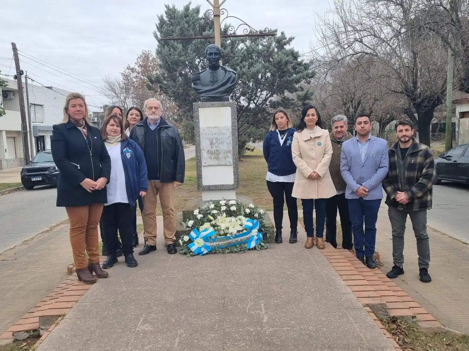 Ofrenda floral al pie del busto que reconoce al creador de la bandera argentina.