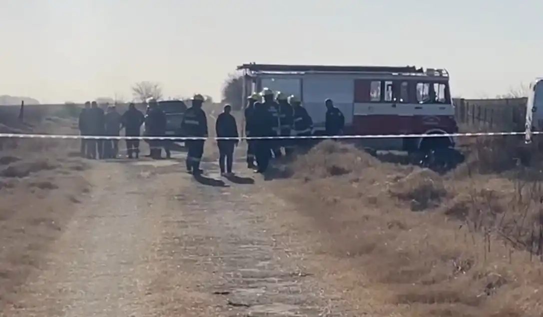 Personal de Bomberos trabajando en la escena del trágico accidente. Foto: Gentileza.