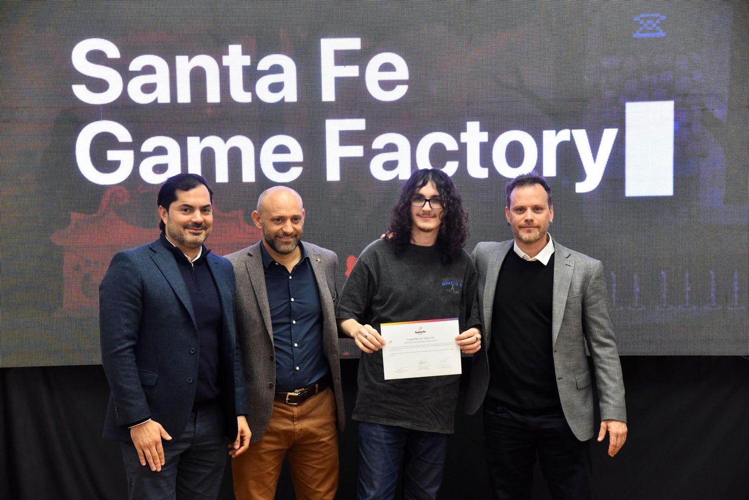 Entrega de diploma en Santa Fe Game Factory.