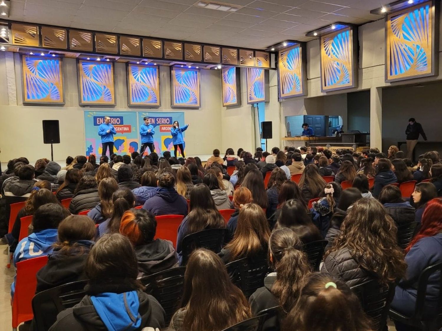 Estudiantes locales asistieron a una obra teatral que reflexiona sobre el consumo de alcohol